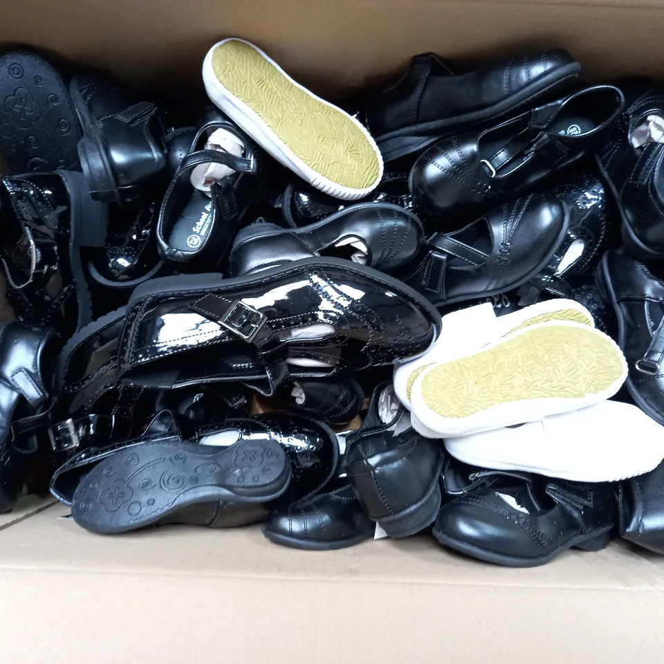 APPROXIMATELY 14 ASSORTED KIDS PAIRS OF SHOES IN VARIOUS COLOURS, STYLES, AND SIZES