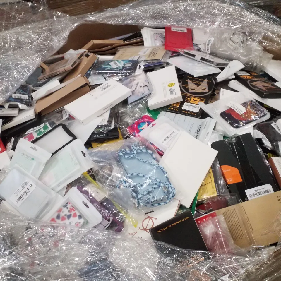 PALLET CONTAINING LARGE QUANTITY OF ASSORTED PHONE CASES