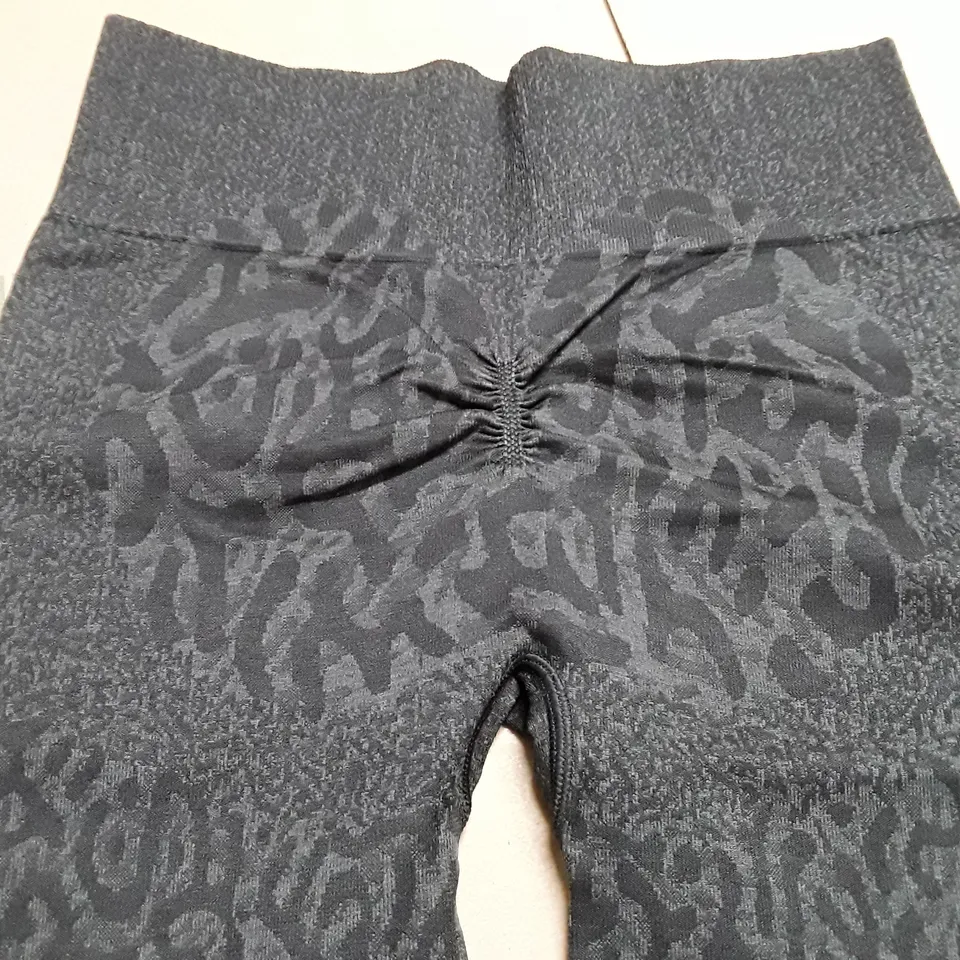 GYMSHARK GREY TRAINING SHORTS - M