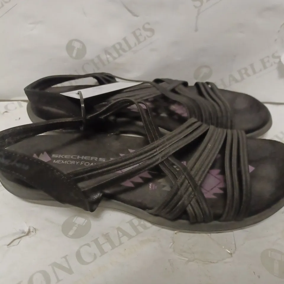 BOXED PAIR OF SKECHERS REGGAE SLIM SIMPLY STRETCH BLACK SANDALS - SIZE 8