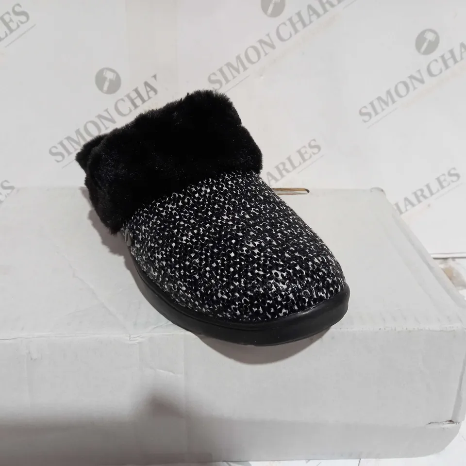 BOXED PAIR OF SKECHERS ARCH SLIPPERS IN BLACK SIZE 7