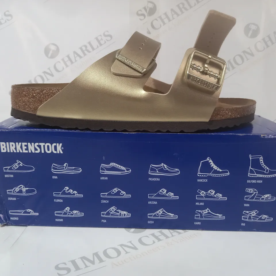 BOXED PAIR OF BIRKENSTOCK ARIZONA BS OPEN TOE SANDALS IN METALLIC GOLD UK SIZE 7.5