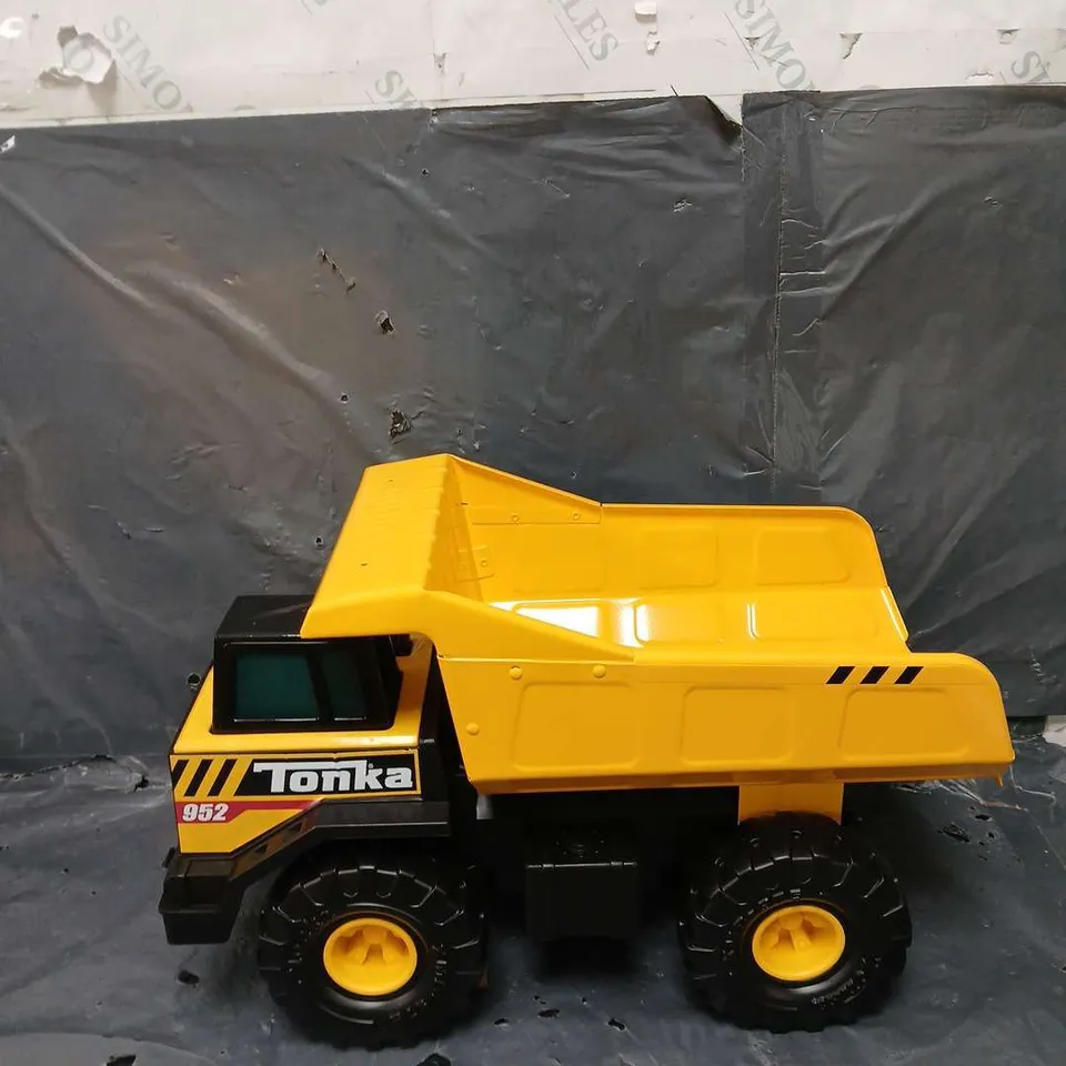 TONKA 952 TOY TRUCK 