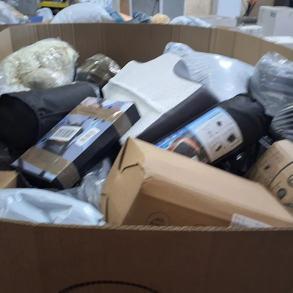 PALLET CONTAINING A LARGE QUANTITY OF PILLOWS