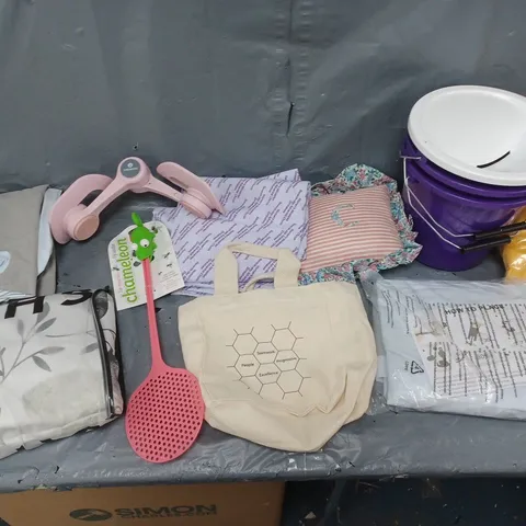 BOX OF APPROXIMATELY 12 ASSORTED HOUSEHOLD ITEMS TO INCLUDE - DONATION BUCKETS, TOTE BAG, AND FLY SWATTER ETC.