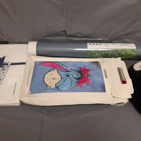 APROXIMATELY 15 ASSORTED HOUSEHOLD ITEMS TO INCLUDE WALLPAPER , HOT WATER BOTTLES , BEDDING , ETC