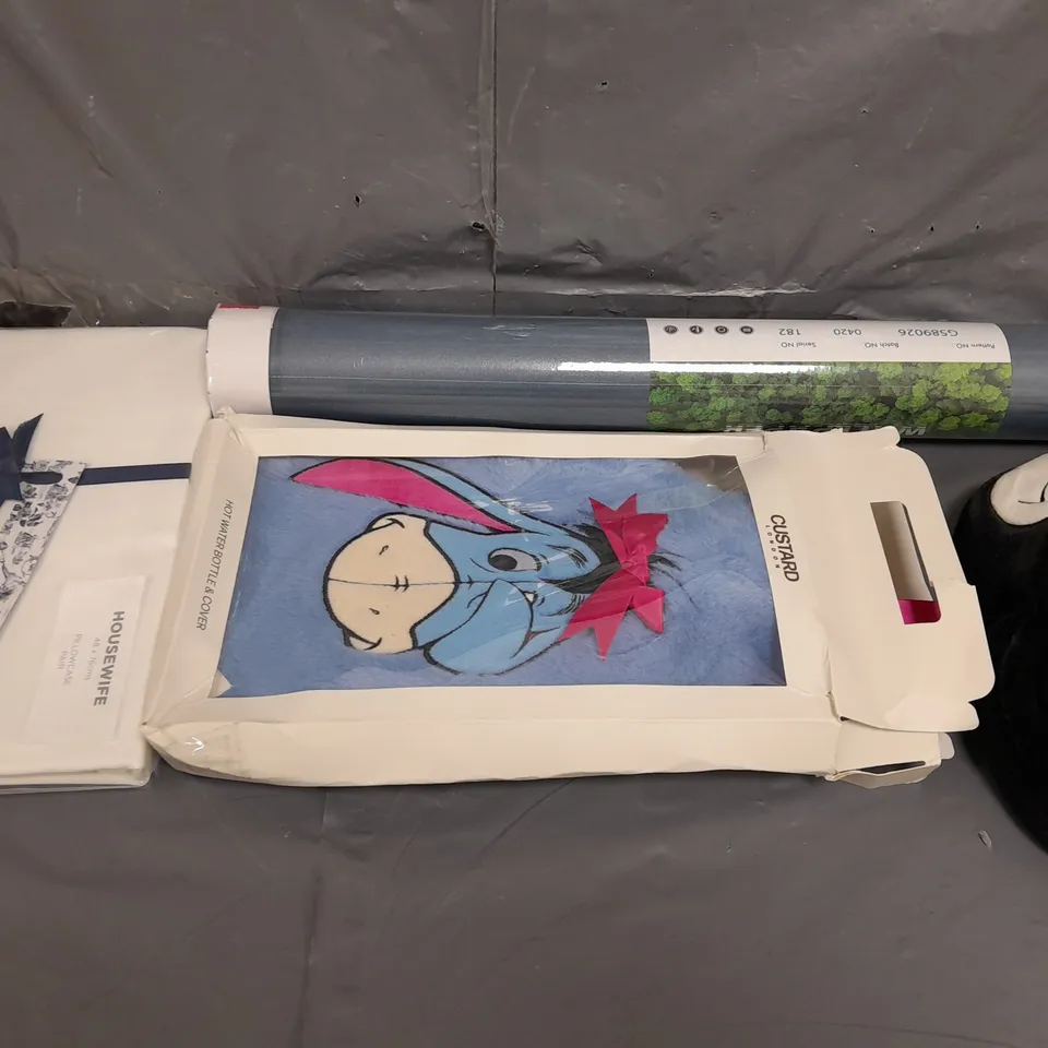 APROXIMATELY 15 ASSORTED HOUSEHOLD ITEMS TO INCLUDE WALLPAPER , HOT WATER BOTTLES , BEDDING , ETC 