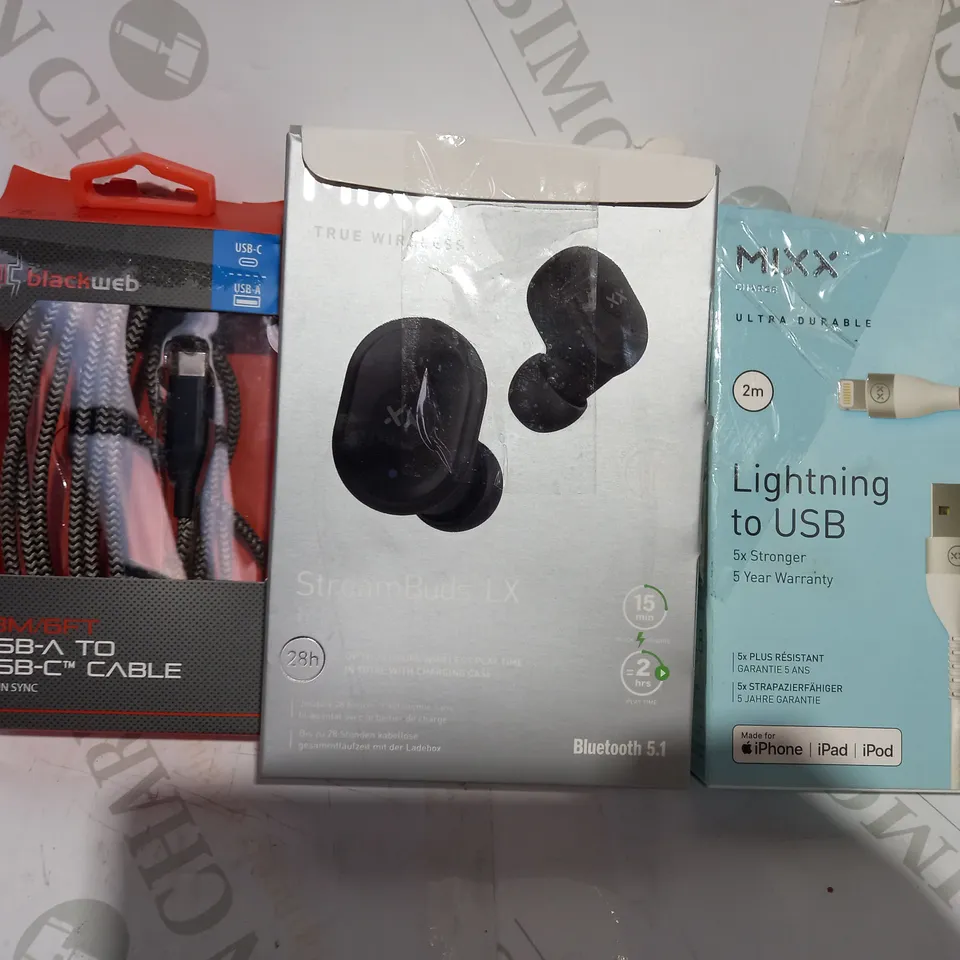 LOT OF APPROXIMATELY 20 ASSORTED HOUSEHOLD ITEMS TO INCLUDE BLACKWEB USB-A TO USB-C CABLE, MIXX STREAMBUDS LX TRUE WIRELESS EARBUDS, MIXX ULTRA DURABLE LIGHTING TO USB CABLE, ETC