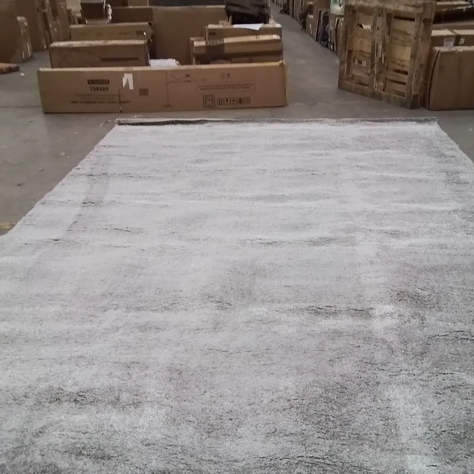 QUALITY DESIGNER AREA RUG - APPROXIMATELY 400CM X 300CM - SILVER 