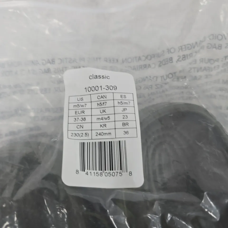 CROCS CLASSIC CLOG – GREEN, IN CLEAR PACKAGING MENS SIZE 4