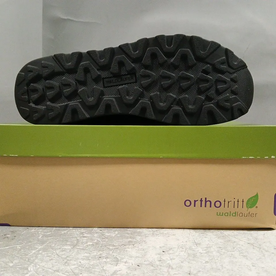BOXED PAIR OF WALD LAUFER SHOES IN BLACK SIZE 5.5