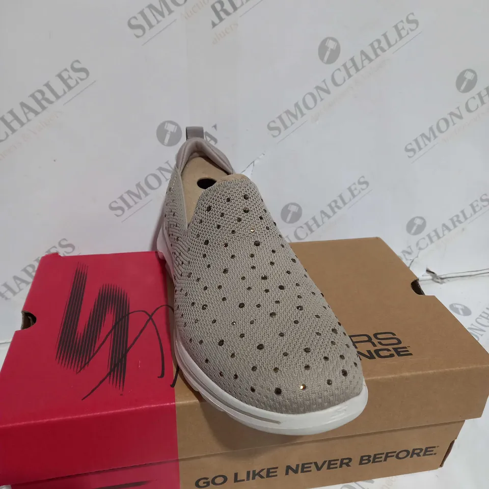 SKECHERS FLAT KNIT SLIP ON TRAINER - UK 7