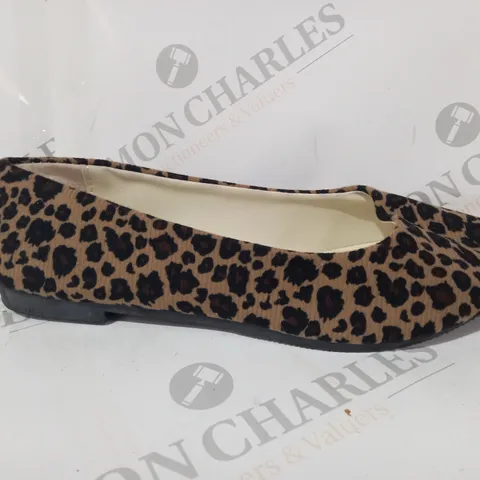 BOXED PAIR OF DESIGNER SLIP-ON FLAT SHOES IN LEOPARD PRINT DESIGN EU SIZE 41