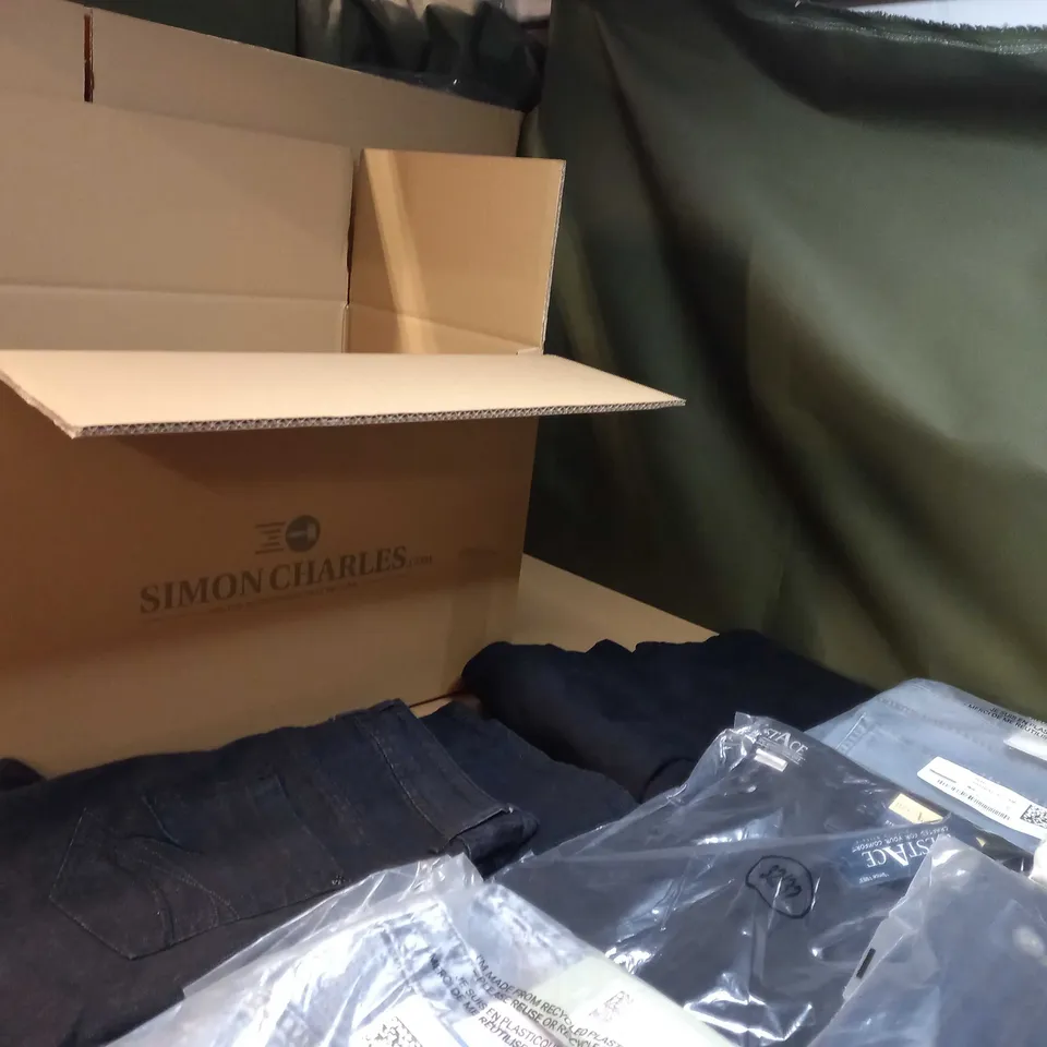BOX OF APPROX 10 ASSORTED JEANS/DENIM ITEMS VARYING IN SIZE/COLOUR/STYLE