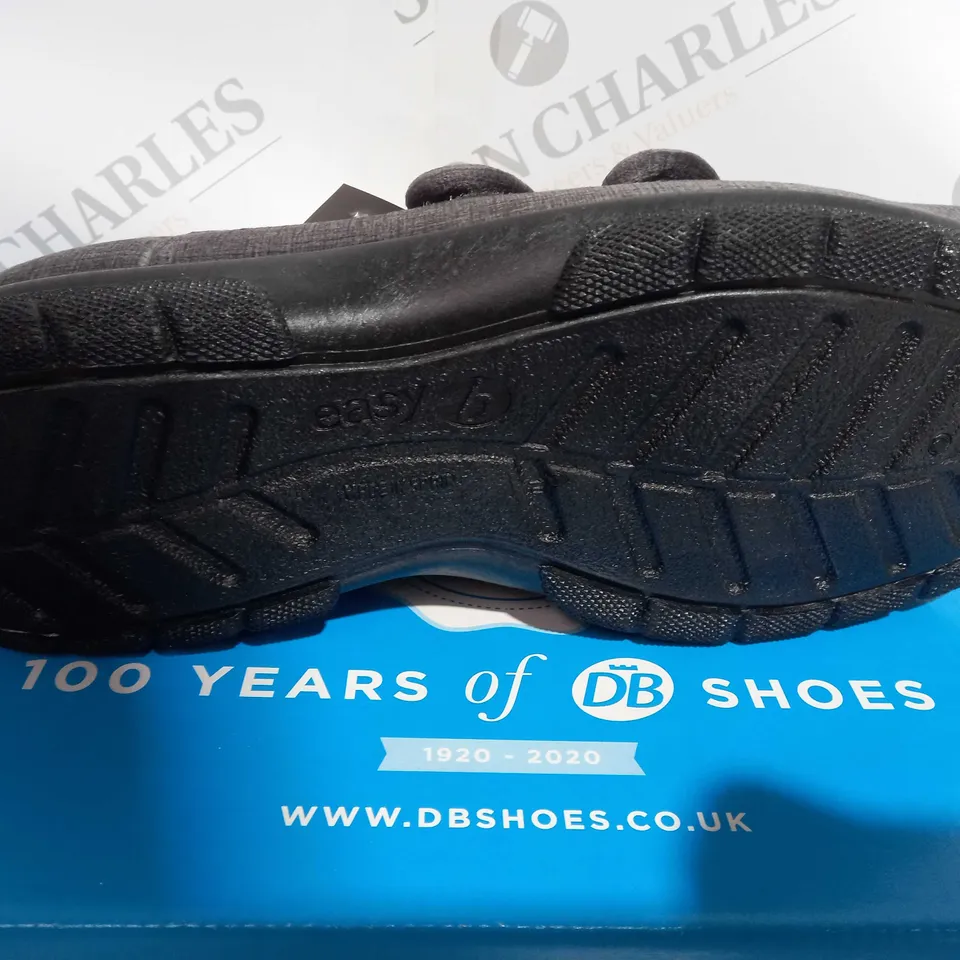 BOXED PAIR OF DBSHOES IN HAMILTON GREY SIZE 6 