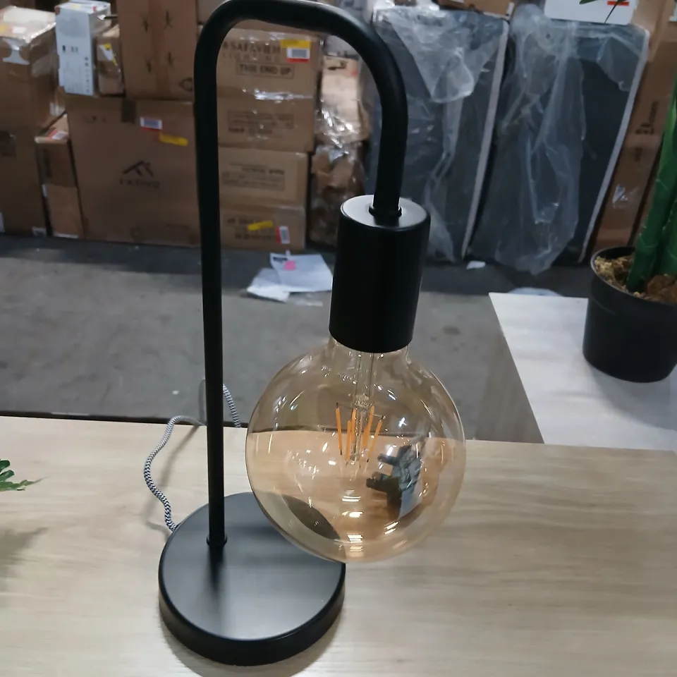 DESK LAMP WITH EDISON BULB – BLACK METAL, MODERN MINIMALIST