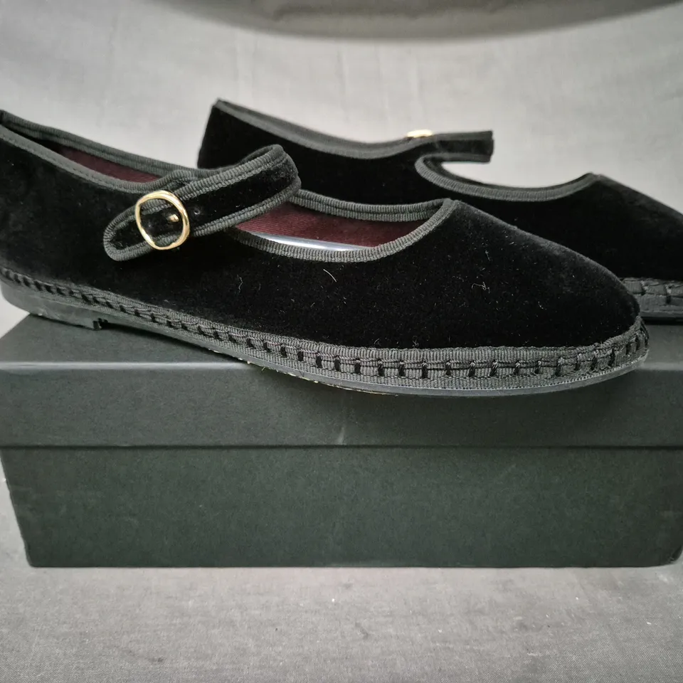 BOXED PAIR OF FLABELUS ANTONIA SHOES IN BLACK EU SIZE 42