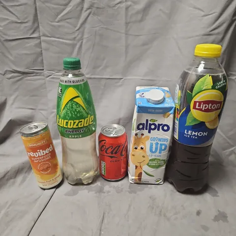 APPROXIMATELY 9 ASSORTED DRINKS TO INCLUDE LIPTON LEMON ICE TEA, ALPRO GROWING UP DRINK, LUCOZADE ENERGY APPLE, ETC - COLLECTION ONLY
