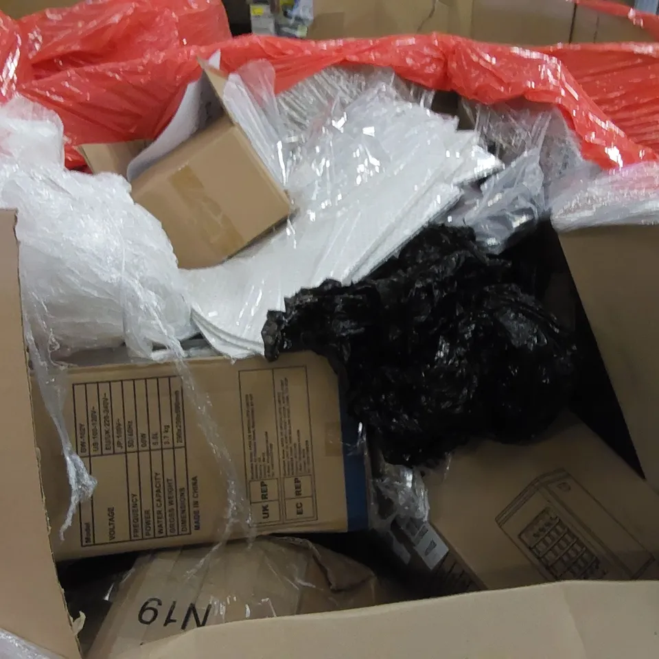 PALLET CONTAINING ASSORTED HOUSEHOLD PRODUCTS. INCLUDES AIR COOLERS, PLACEMATS, STEPLADDER ETC 