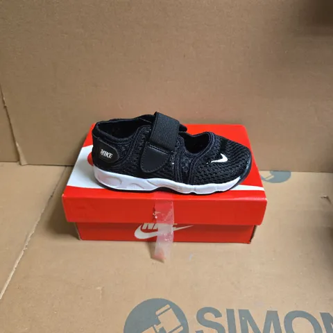 NIKE LITTLE RIFT TD BOYS' TRAINERS – BLACK/WHITE, UK 7.5
