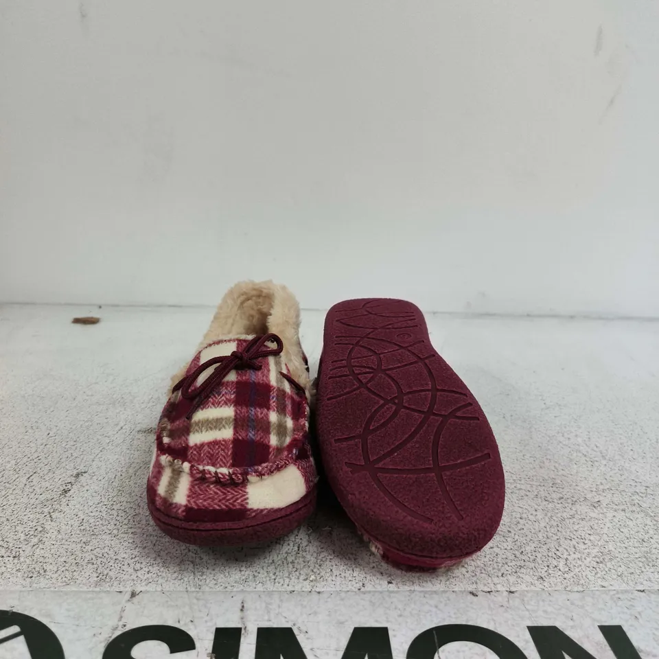 JO & JOE CHERRY SLIPPERS – UK 6, BURGUNDY PLAID WITH CREAM FAUX-FUR LINING