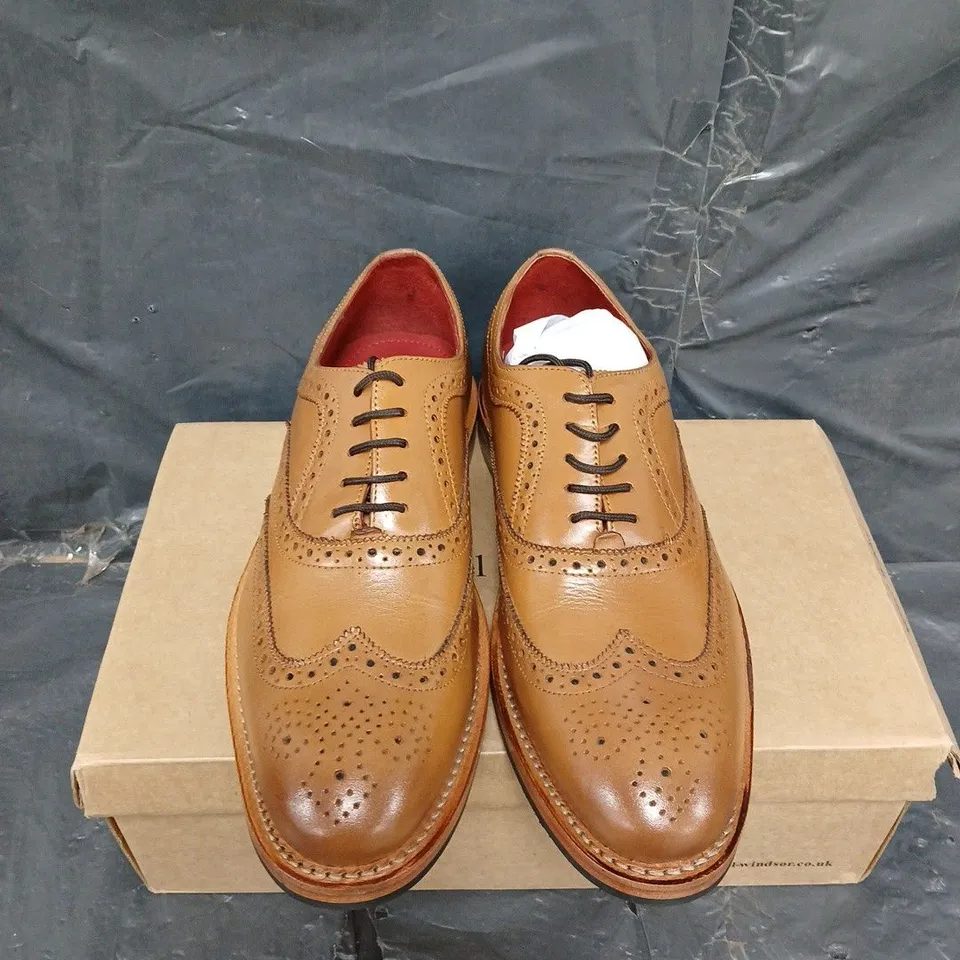 BOXED PAIR OF SAMUEL WINDSOR CASUAL LEATHER SHOES - UK SIZE 9