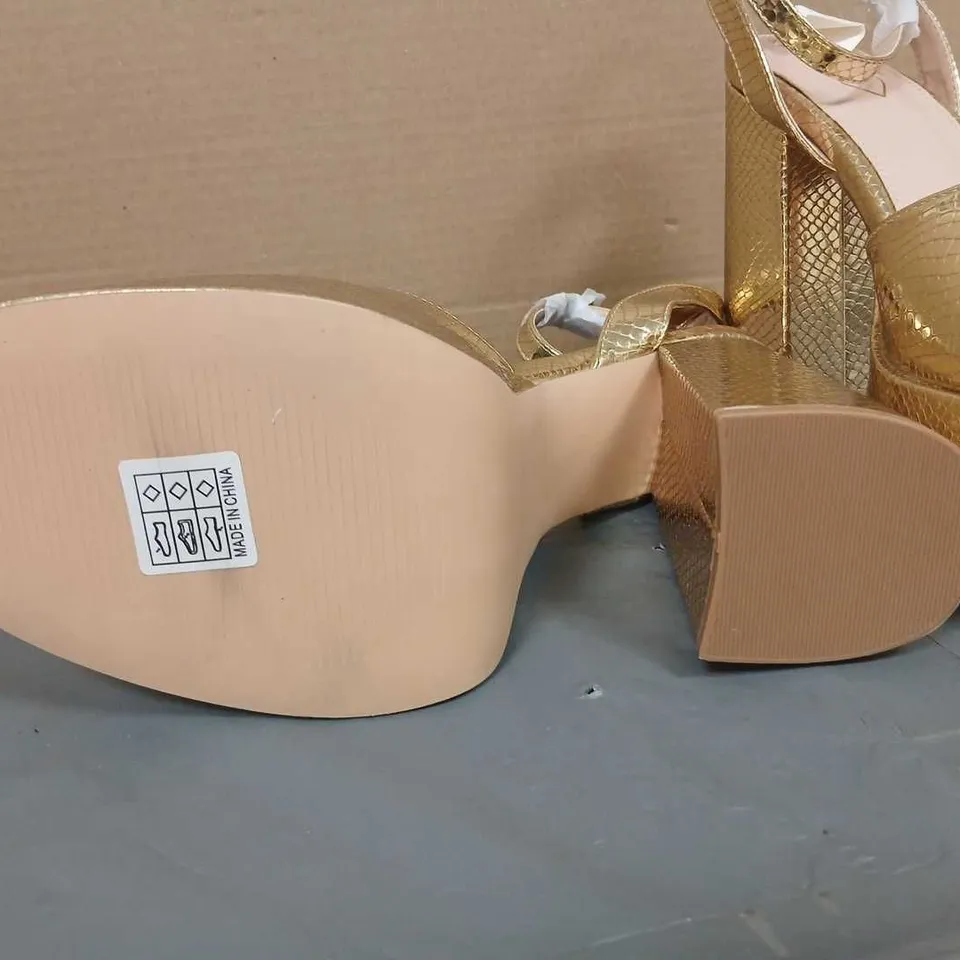 KOI WOMEN'S GOLD SNAKE-SKIN PLATFORM SANDALS SIZE 6