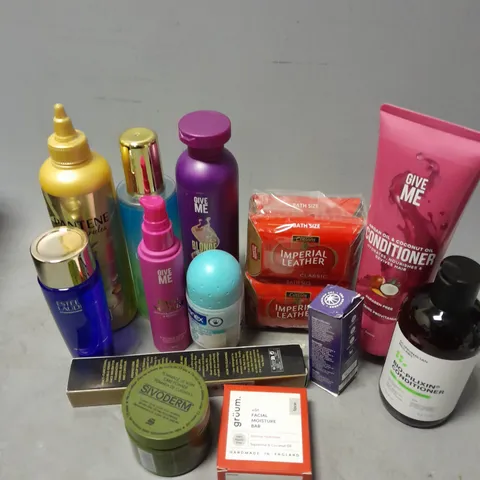 APPROXIMATELY 20 ASSORTED COSMETICS ITEMS TO INCLUDE ESTEE LAUDER MAKEUP REMOVER (100ml), GRUUM MOISTURE BAR, GIVE ME BOTANICAL BODY SPRAY (200ml), ETC