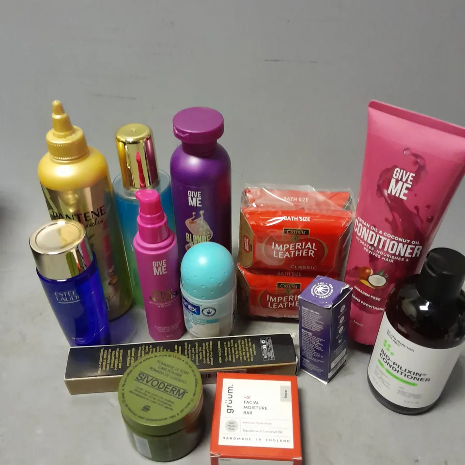 APPROXIMATELY 20 ASSORTED COSMETICS ITEMS TO INCLUDE ESTEE LAUDER MAKEUP REMOVER (100ml), GRUUM MOISTURE BAR, GIVE ME BOTANICAL BODY SPRAY (200ml), ETC