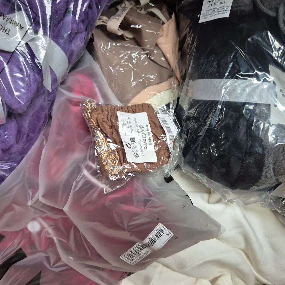 BOX OF APPROXIMATELY 20 ASSORTED CLOTHING AND FASHION ITEMS IN VARIOUS STYLES, SIZES, AND COLOURS - COLLECTION ONLY