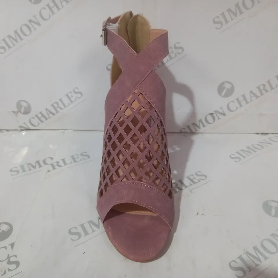 BOXED PAIR OF DESIGNER OPEN TOE HIGH BLOCK HEEL SANDALS IN PINK EU SIZE 40