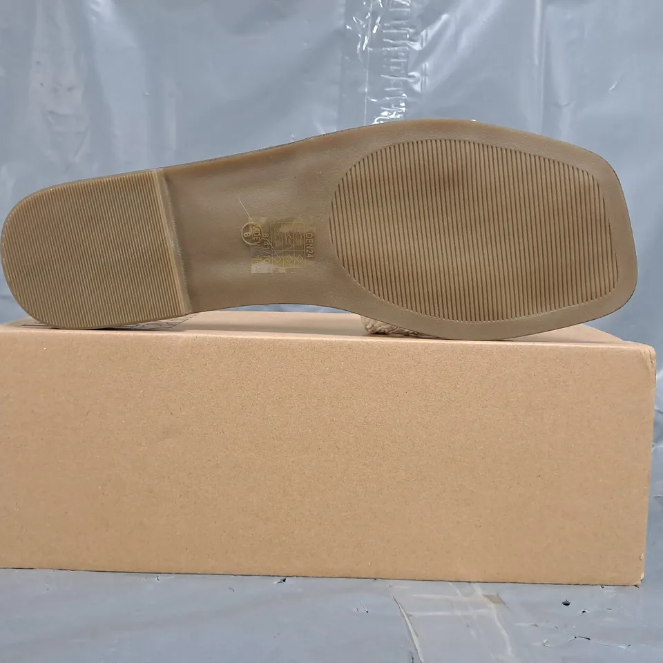 BOXED PAIR OF WHERE'S THAT FROM OPEN TOE FLAT SANDALS IN WHITE SIZE UK 8