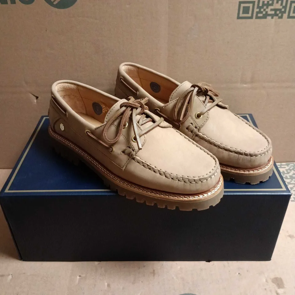 FAIRFAX & FAVOR WOMEN'S ALDEBURGH DECK SHOE - FAWN NUBUCK, UK 5 