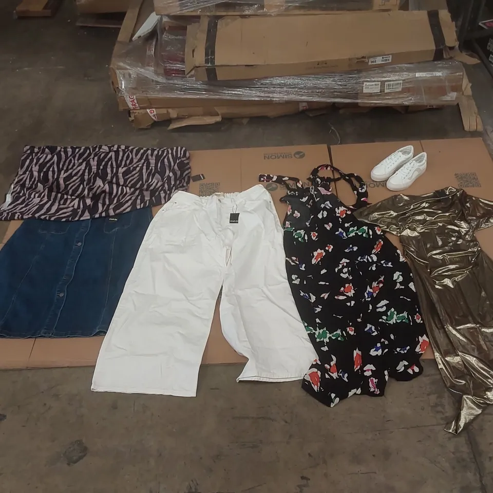 PALLET CONTAINING APPROXIMATELY 650x BRAND NEW ASSORTED DESIGNER CLOTHING ITEMS INCLUDING: SIMPLY BE DRESSES, JD WILLIAMS SHOES, SIMPLY BE JEANS ECT
