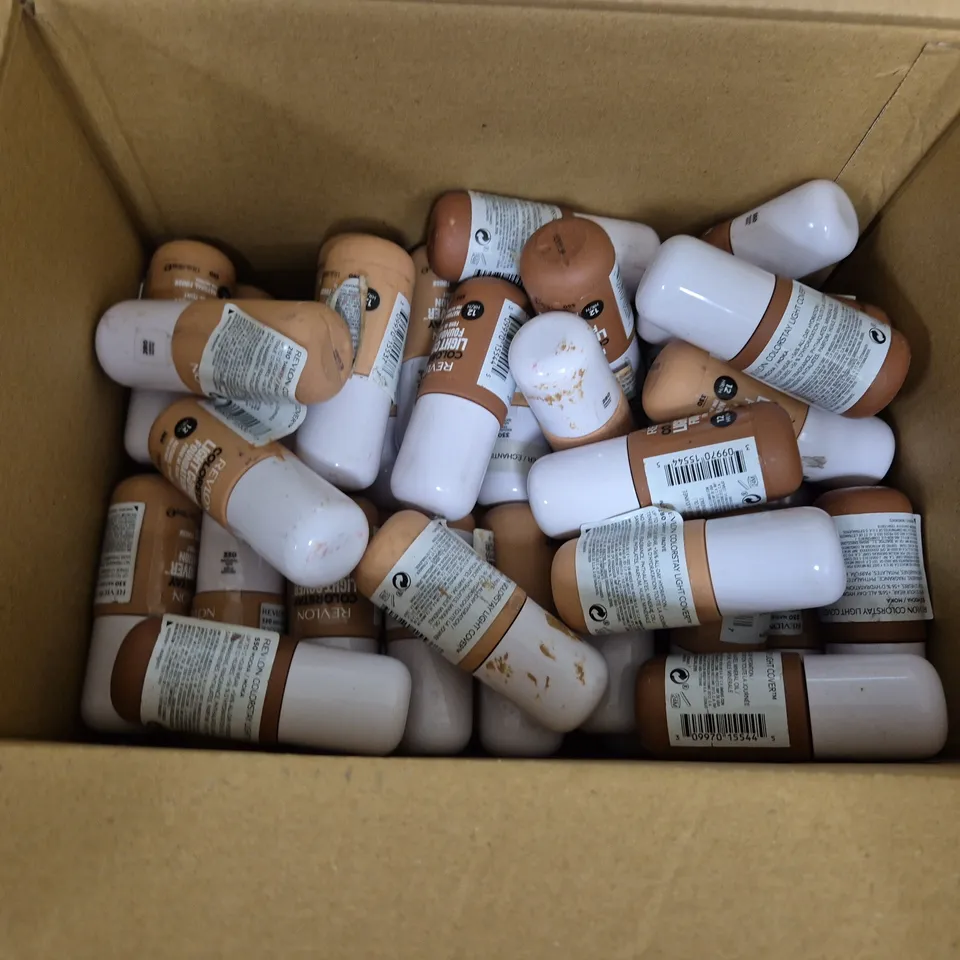 LOT OF APPROXIMATELY 25 REVLON COLOURSTAY LIGHT COVER 30ML FOUNDATIONS - 550 MOCHA & 330 TAN