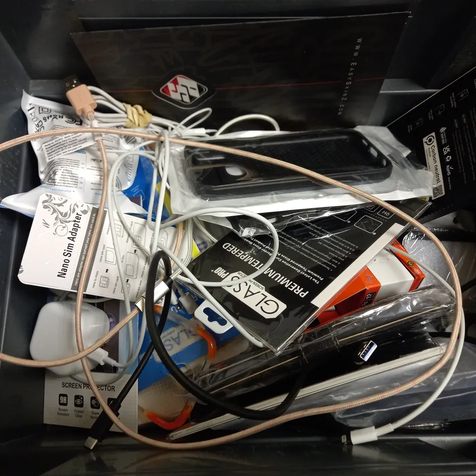 BOX OF APPROX 10 ITEMS INCLUDING ASSORTED PHONE CASES, SCREEN PROTECTORS AND CHARGING CABLES