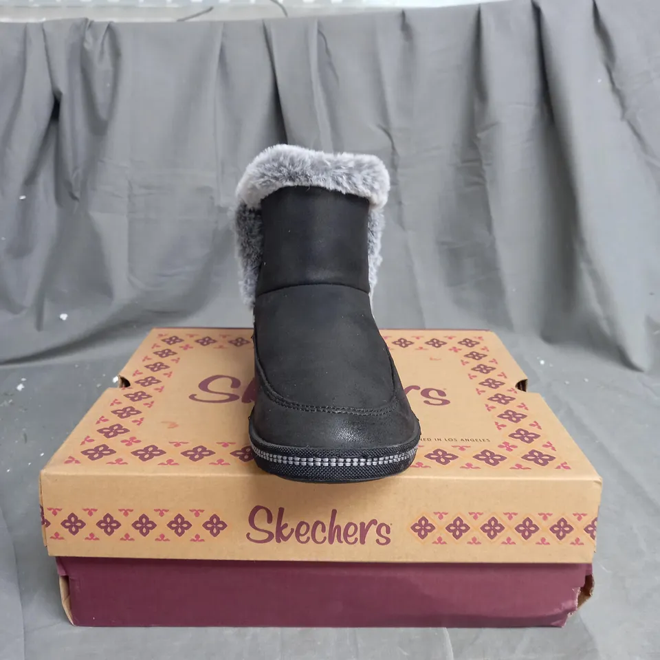 BOXED PAIR OF SKECHERS COZY CAMPFIRE SLIPPER BOOTS IN BLACK SIZE 4
