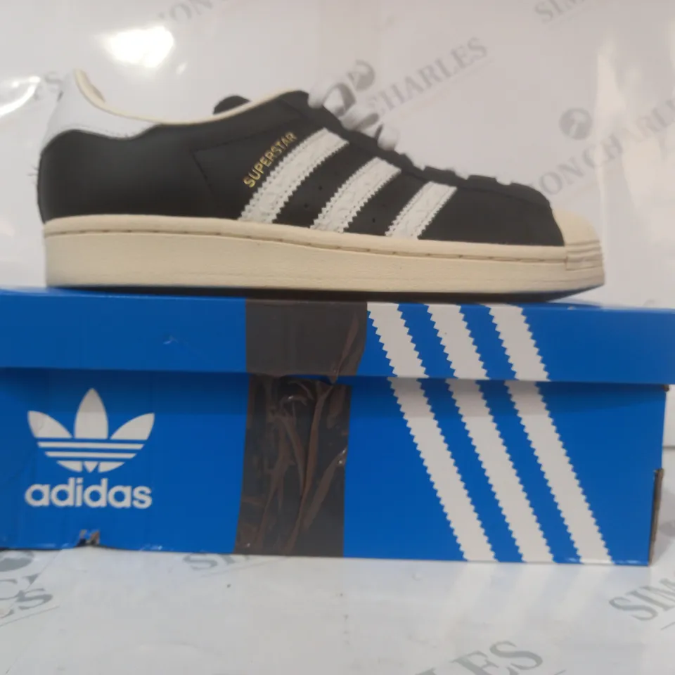 BOXED PAIR OF ADIDAS SUPERSTAR SHOES IN BLACK/WHITE UK SIZE 4