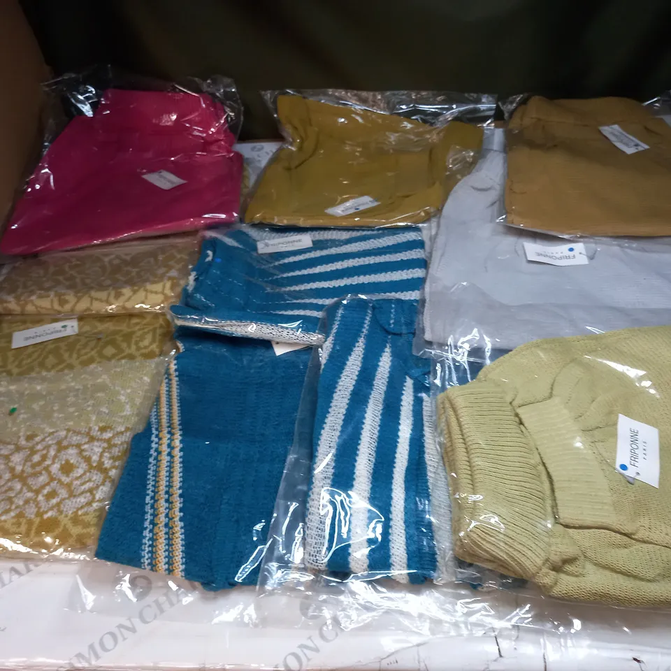 LOT OF APPROX 10 ASSORTED CLOTHING ITEMS IN VARIOUS SIZES