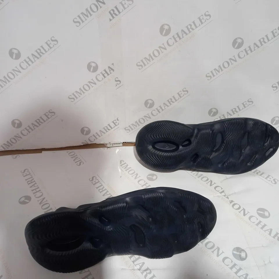 UNBOXED PAIR ADIDAS YEEZY FOAM BOOST NAVY SIZE UNKNOWN 