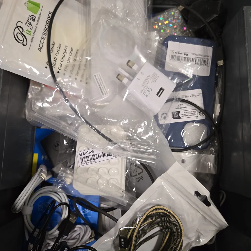APPROXIMATELY 20 ASSORTED SMARTPHONE ACCESSORIES TO INCLUDE CASES, CHARGING CABLES, SCREEN PROTECTORS ETC 