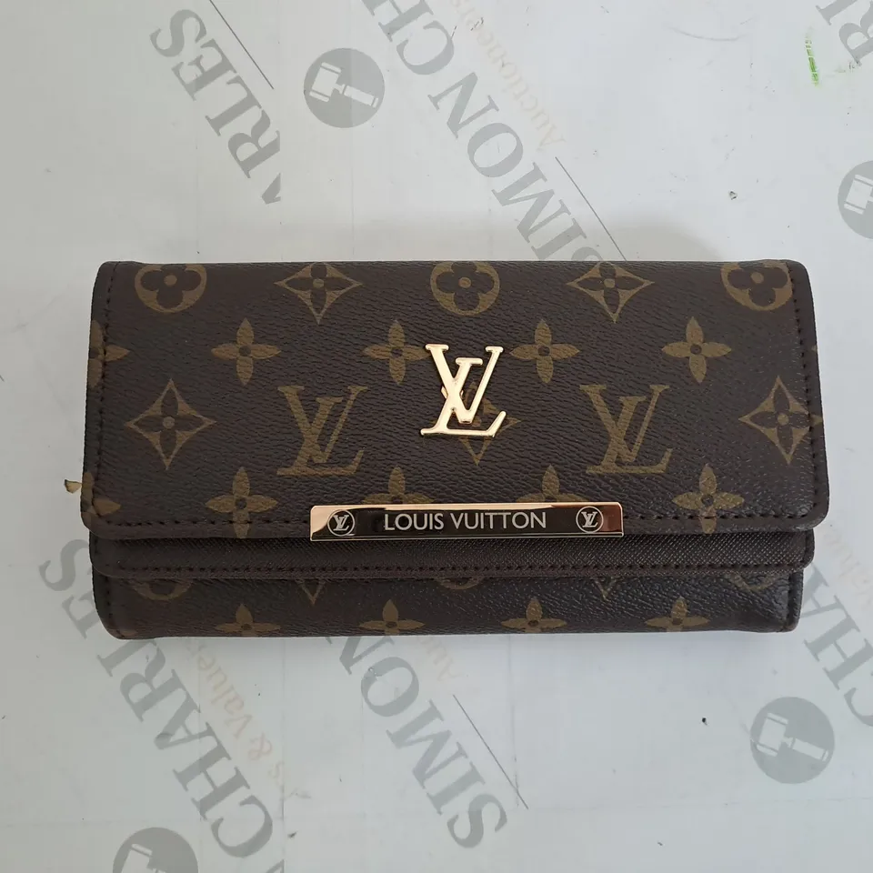 BOXED LOUIS VUITTON PURSE 