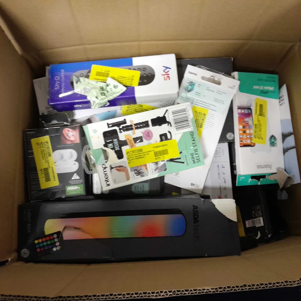 APPROXIMATELY 15 ASSORTED ELECTRICAL ITEMS TO INCLUDE ONE FOR ALL AERIAL, LIGHT BAR, TRUE WIRELESS EARBUDS, ETC