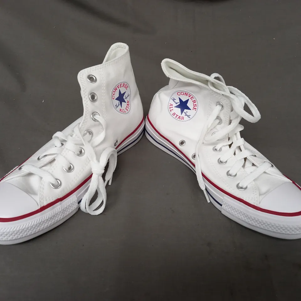 BOXED PAIR OF CONVERSE SHOES IN OPTICAL WHITE UK SIZE 5
