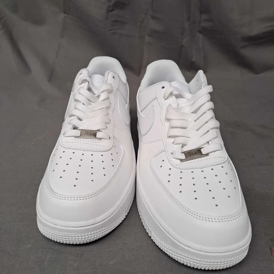 PAIR OF WHITE AIR FORCES 07 SIZE 8.5