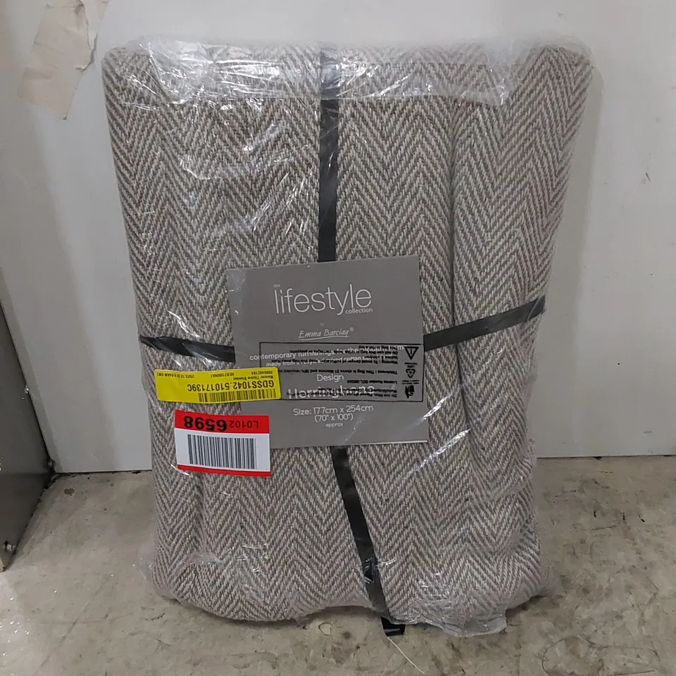 BAGGED MEURER THROW BLANKET // SIZE: 177 X 254cm