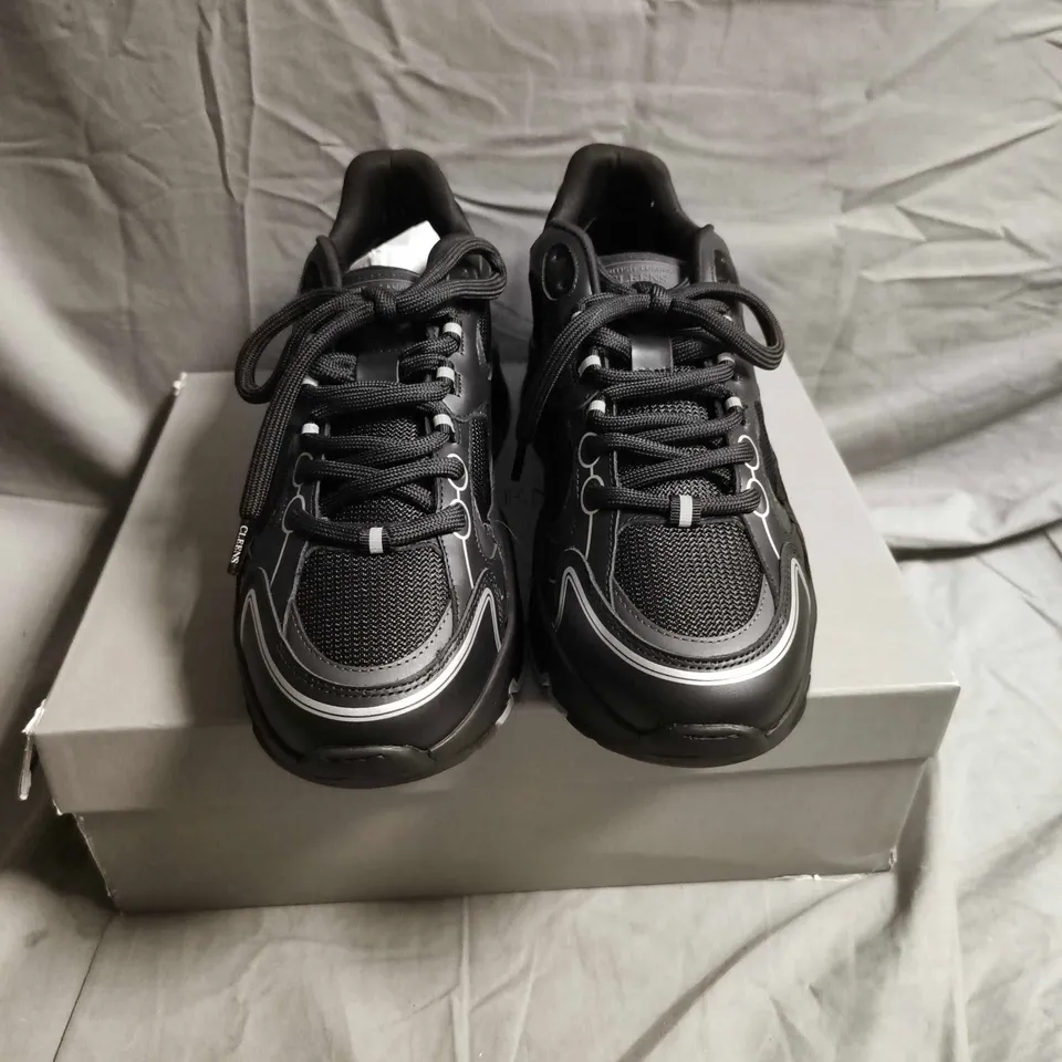 BOXED PARI OF CLEENS BLACK TRAINERS - MEN'S CASUAL SNEAKERS