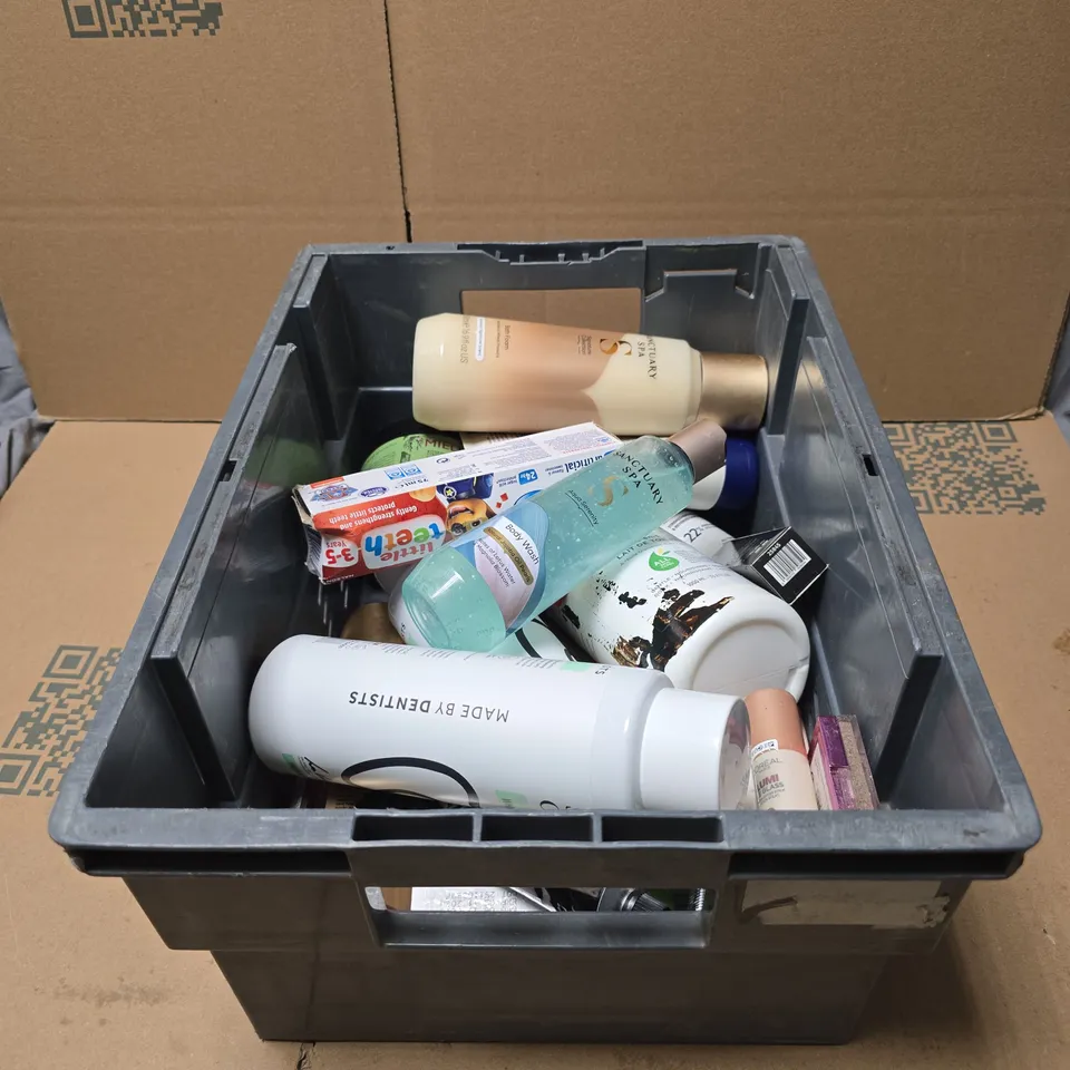 TOTE OF APPROXIMATELY 20 ASSORTED COSMETIC ITEMS TO INCLUDE AVEENO SKIN RELIEF, SPOTLIGHT ORAL CARE, AQUAFRESH, SANCTUARY SPA BATH FOAM ETC