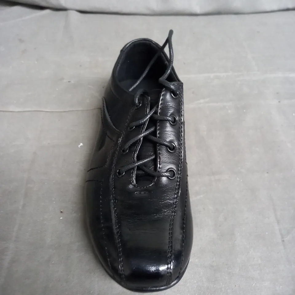 BOX OF APPROXIMATELY 10 PAIRS OF LAND COMMANDER BLACK LEATHER SHOES IN VARIOUS SIZES