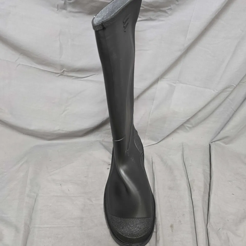 DUNLOP WELLIES IN BLACK - SIZE 12